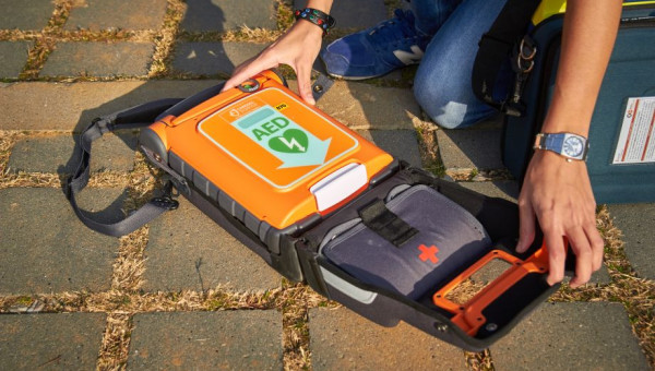 Reanimen, amb els desfibril·ladors d’ús públic, una persona que havia patit una aturada cardíaca