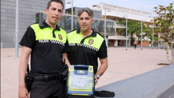 LA POLICÍA DE ROSES SALVA LA VIDA A UN HOMBRE CON EL DESFIBRILADOR CEDIDO PER DIPSALUT